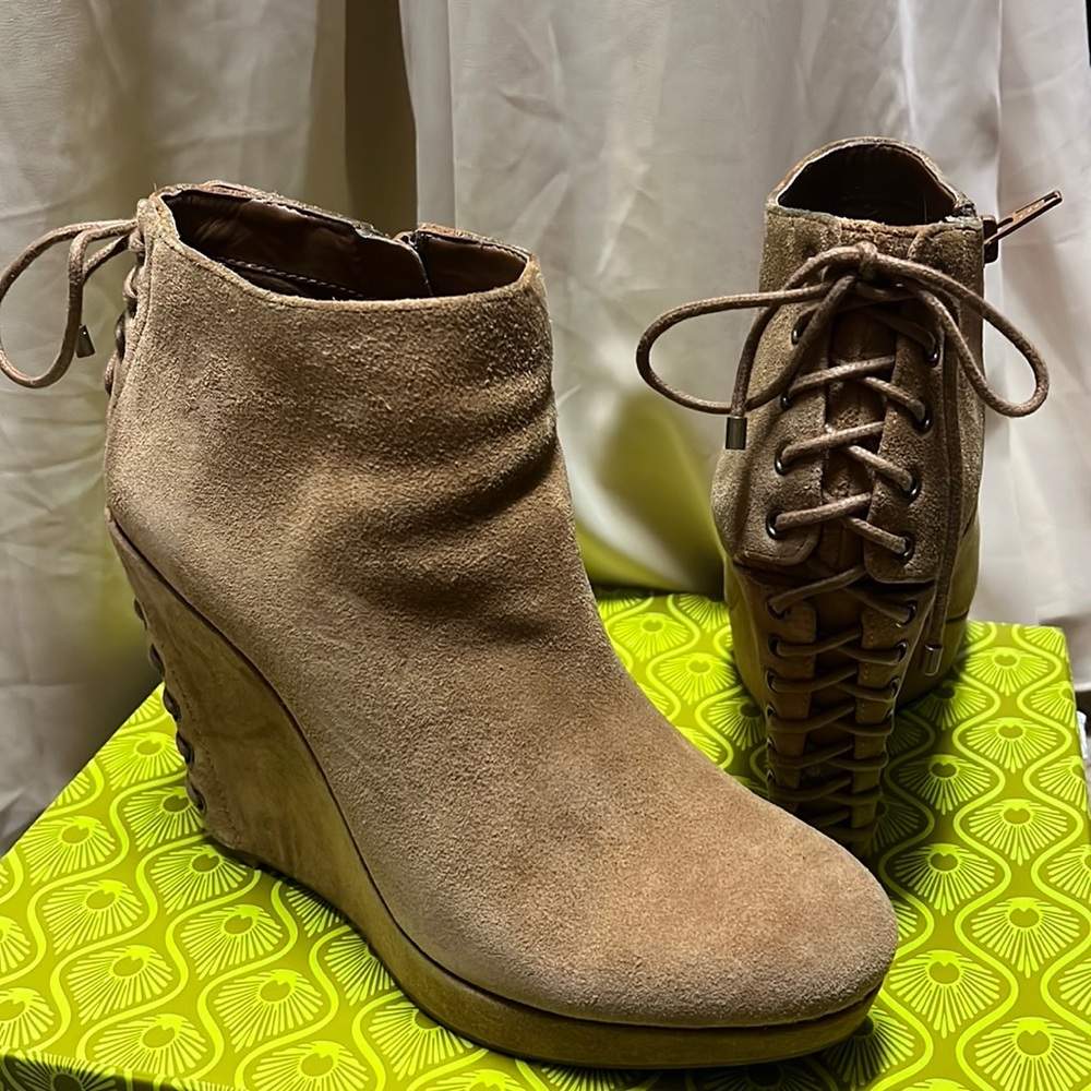Gianni Bini chestnut brown lace booties. Size 9